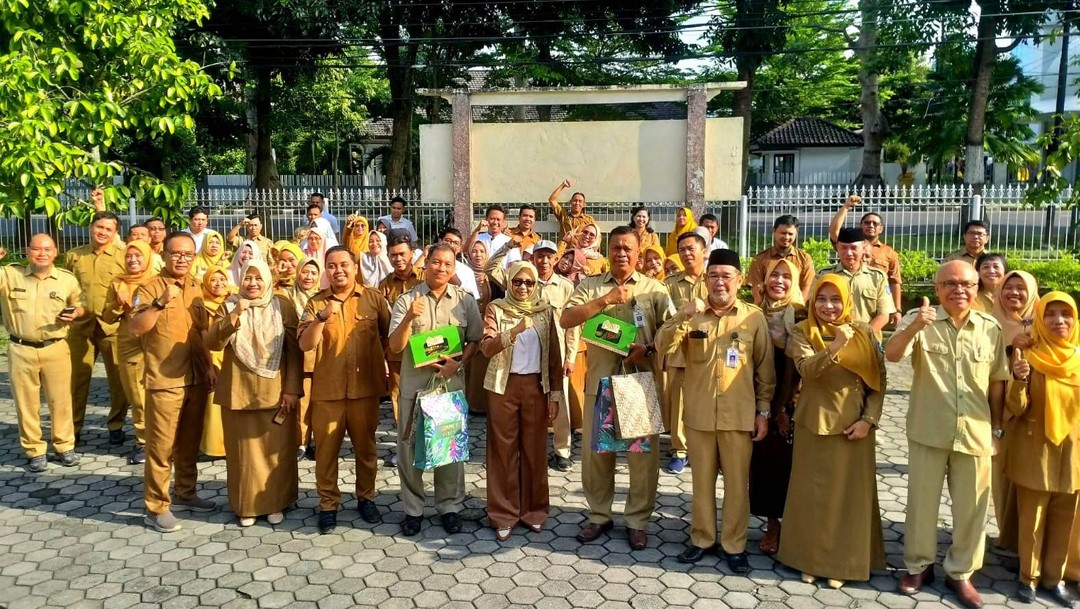 Kadis Pimpin Apel Pagi Sekaligus Pelapasan Pegawai Purna Tugas